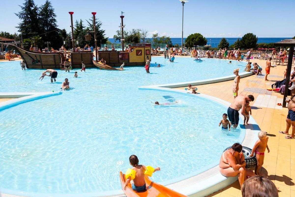 Adriamar Mobile Homes In Camping Park ウマグ エクステリア 写真